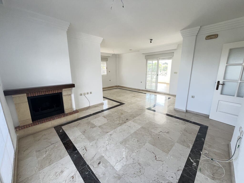 3 soveværelse Penthouse til leje i Rio Real med swimmingpool garage - € 2.400 (Ref: 9796194)