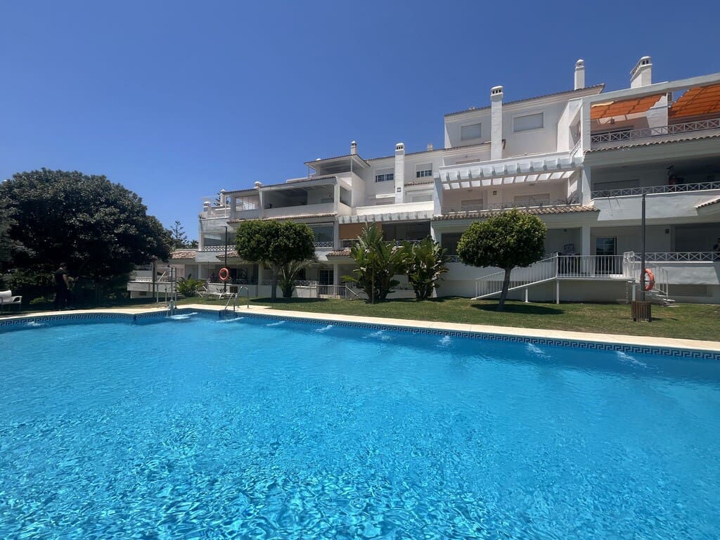 3 soveværelse Penthouse til leje i Rio Real med swimmingpool garage - € 2.400 (Ref: 9796194)