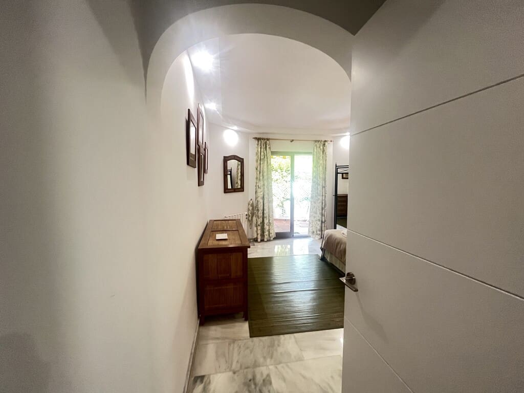 3 bedroom Beach Apartment for rent in Elviria with pool - € 1,900 (Ref: 9912696)