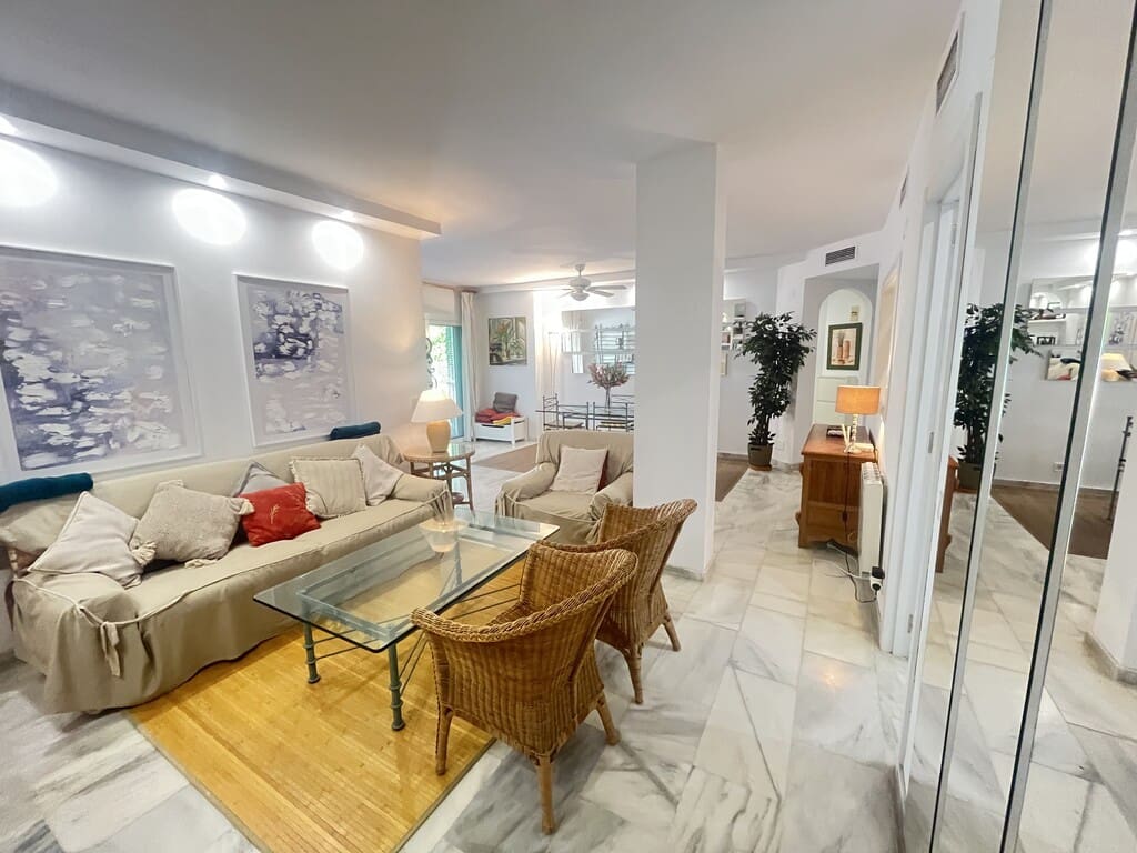 3 bedroom Beach Apartment for rent in Elviria with pool - € 1,900 (Ref: 9912696)