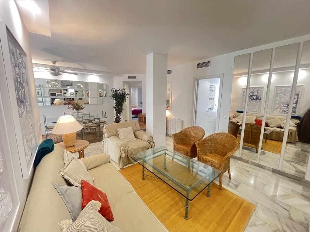 3 bedroom Beach Apartment for rent in Elviria with pool - € 1,900 (Ref: 9912696)