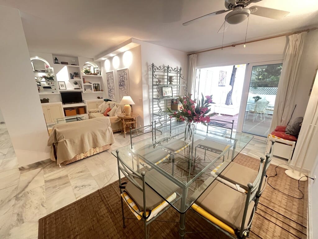 3 bedroom Beach Apartment for rent in Elviria with pool - € 1,900 (Ref: 9912696)