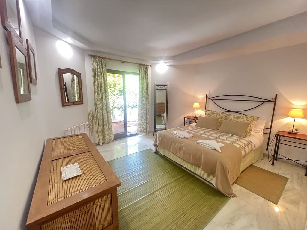 3 bedroom Beach Apartment for rent in Elviria with pool - € 1,900 (Ref: 9912696)