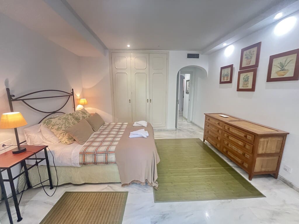 3 bedroom Beach Apartment for rent in Elviria with pool - € 1,900 (Ref: 9912696)
