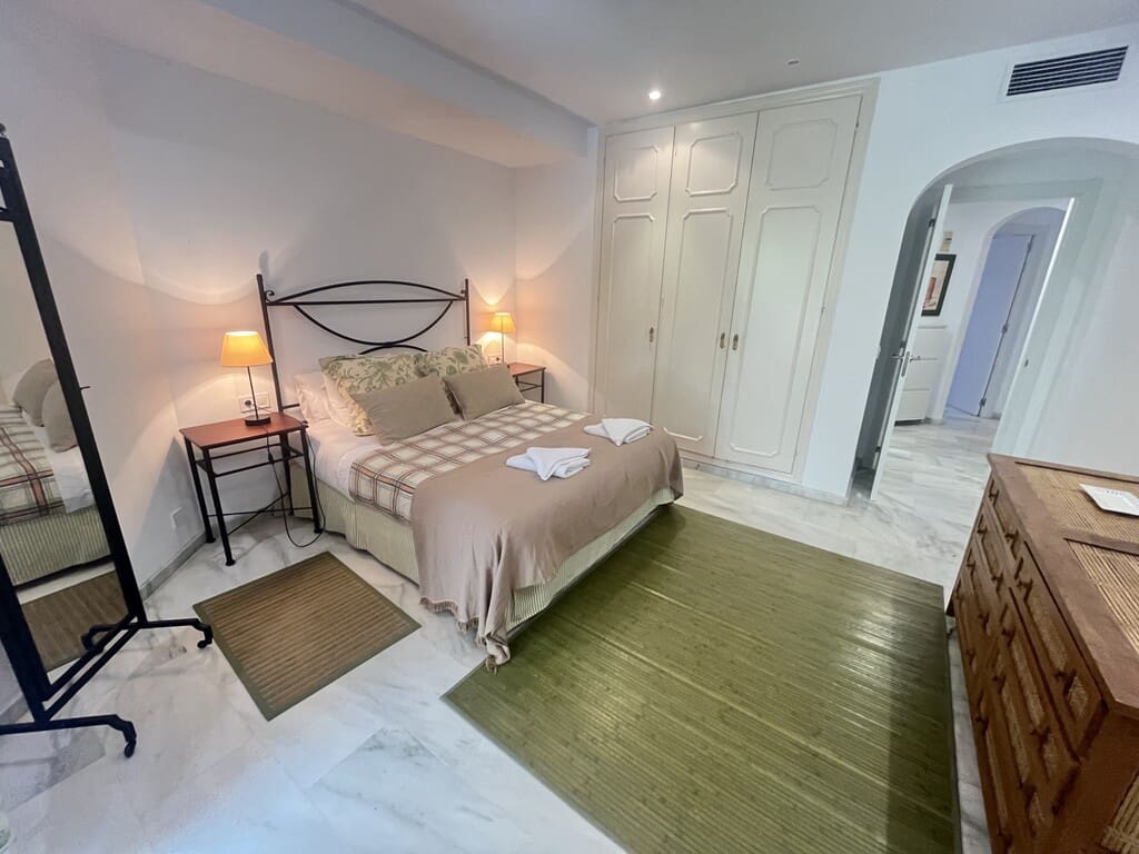 3 bedroom Beach Apartment for rent in Elviria with pool - € 1,900 (Ref: 9912696)