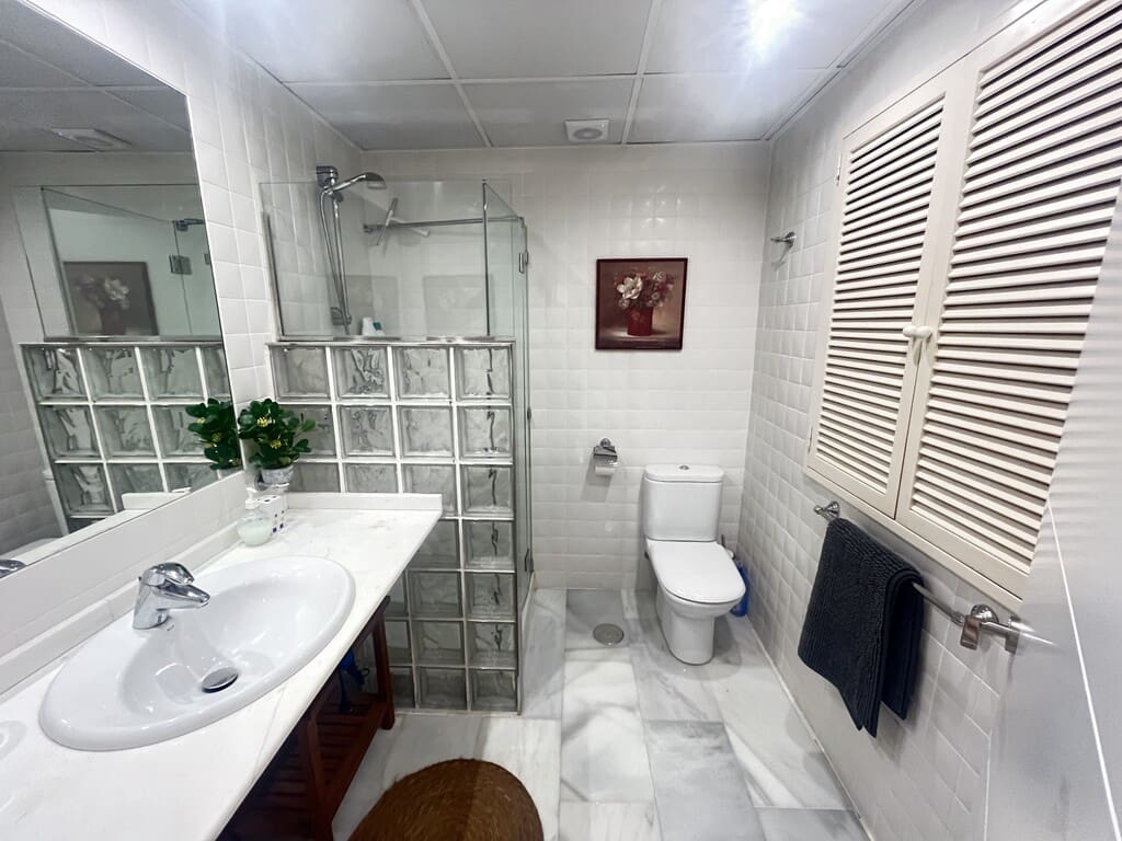 3 bedroom Beach Apartment for rent in Elviria with pool - € 1,900 (Ref: 9912696)