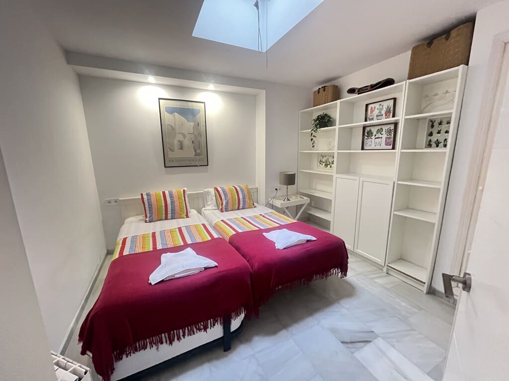 3 bedroom Beach Apartment for rent in Elviria with pool - € 1,900 (Ref: 9912696)