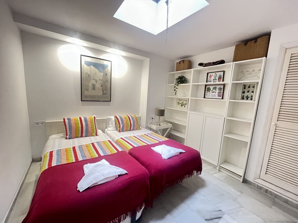 3 bedroom Beach Apartment for rent in Elviria with pool - € 1,900 (Ref: 9912696)