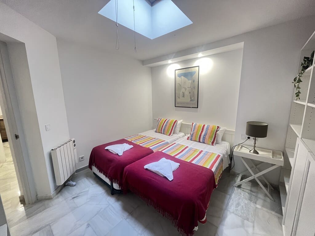 3 bedroom Beach Apartment for rent in Elviria with pool - € 1,900 (Ref: 9912696)