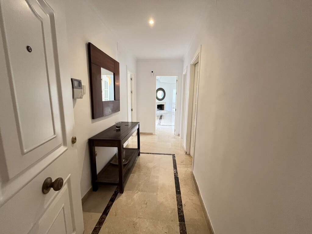 Apartamento de 2 habitaciones en Nueva Andalucia en venta con piscina garaje - 450.000 € (Ref: 9966280)