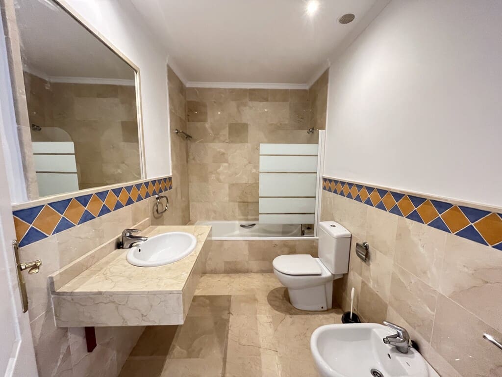 Apartamento de 2 habitaciones en Nueva Andalucia en venta con piscina garaje - 450.000 € (Ref: 9966280)