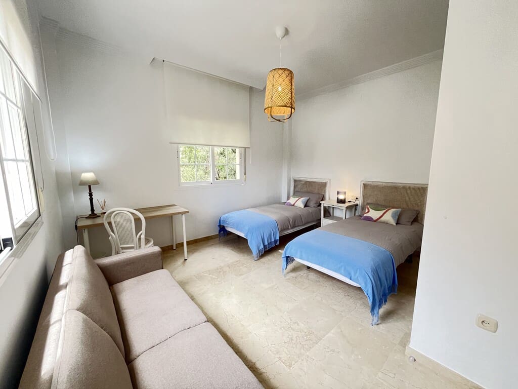Apartamento de 2 habitaciones en Nueva Andalucia en venta con piscina garaje - 450.000 € (Ref: 9966280)