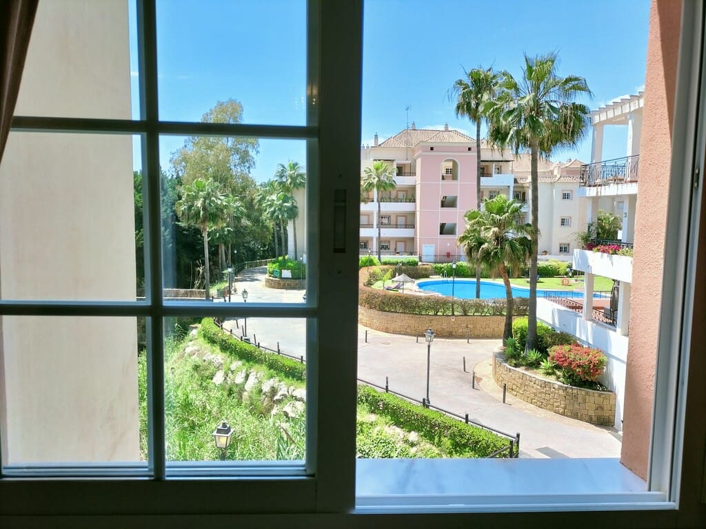 Apartamento de 2 habitaciones en Nueva Andalucia en venta con piscina garaje - 450.000 € (Ref: 9966280)