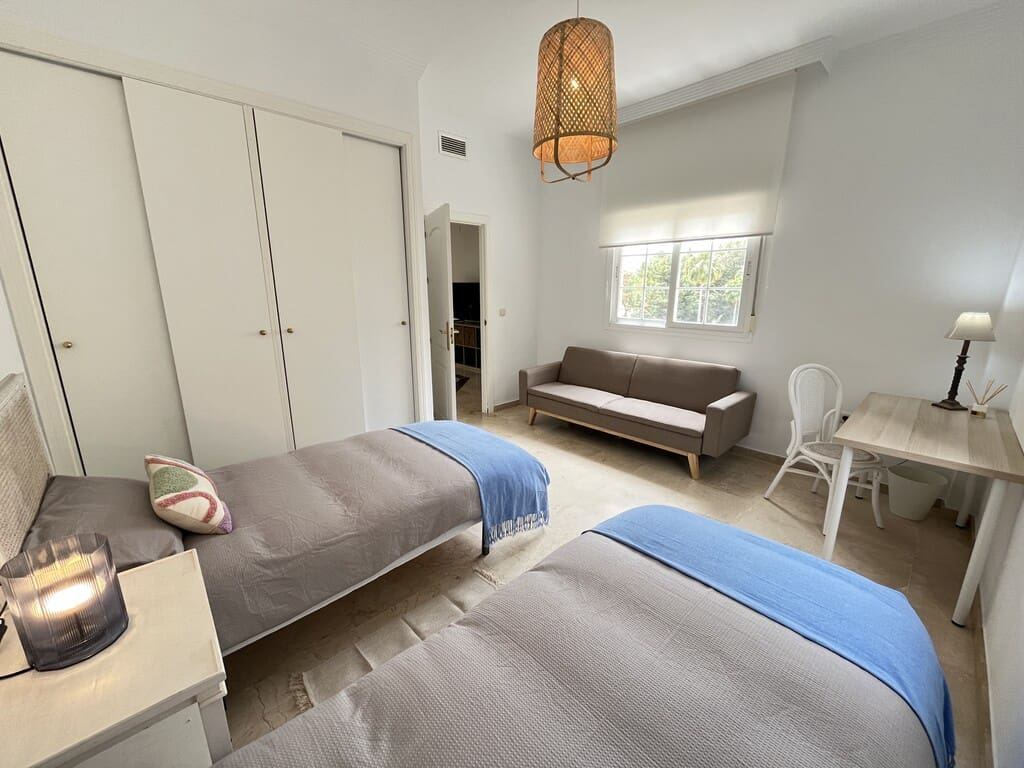 Apartamento de 2 habitaciones en Nueva Andalucia en venta con piscina garaje - 450.000 € (Ref: 9966280)