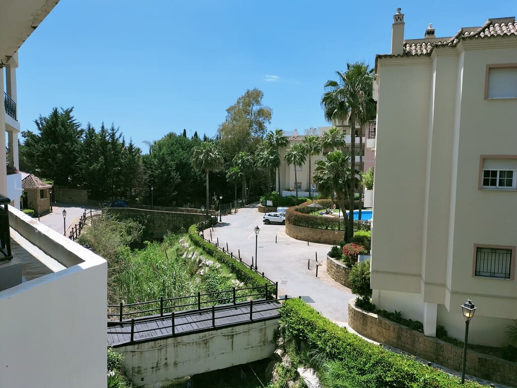 Apartamento de 2 habitaciones en Nueva Andalucia en venta con piscina garaje - 450.000 € (Ref: 9966280)