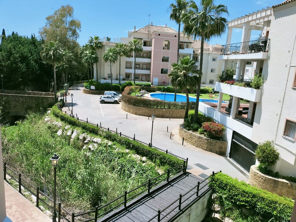 Apartamento de 2 habitaciones en Nueva Andalucia en venta con piscina garaje - 450.000 € (Ref: 9966280)