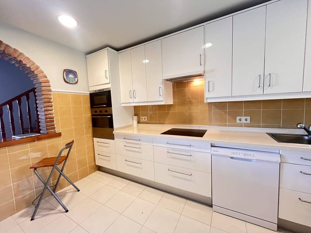 3 bedroom Apartment for rent in Marbella with pool garage - € 2,300 (Ref: 9969331)