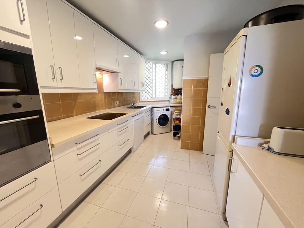 3 bedroom Apartment for rent in Marbella with pool garage - € 2,300 (Ref: 9969331)