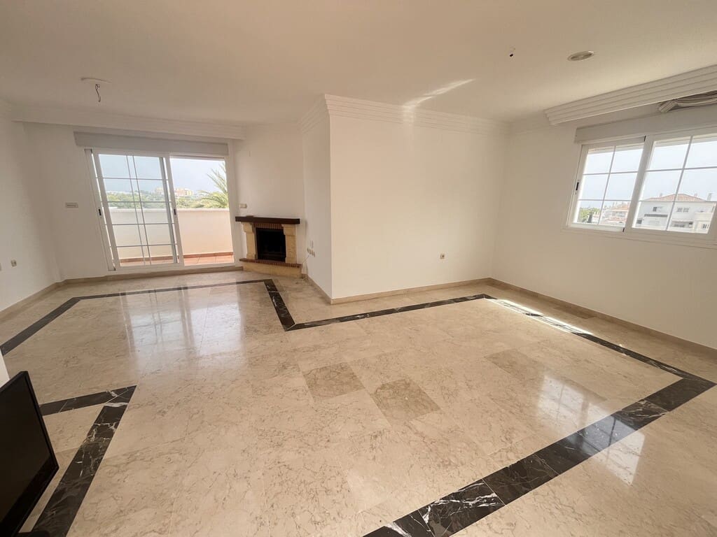 3 soverom Penthouse til leie i Rio Real med svømmebasseng garasje - € 2 200 (Ref: 9976868)