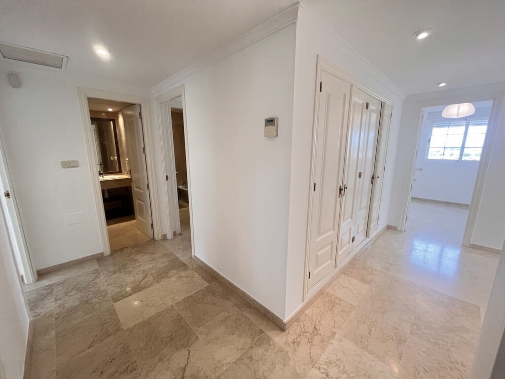 3 soverom Penthouse til leie i Rio Real med svømmebasseng garasje - € 2 200 (Ref: 9976868)