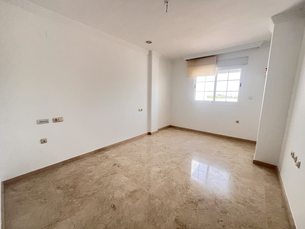 3 soverom Penthouse til leie i Rio Real med svømmebasseng garasje - € 2 200 (Ref: 9976868)