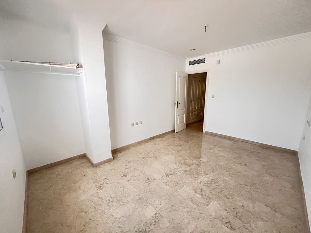 3 soverom Penthouse til leie i Rio Real med svømmebasseng garasje - € 2 200 (Ref: 9976868)