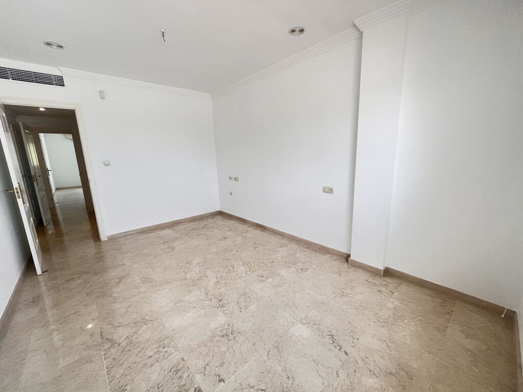 3 soverom Penthouse til leie i Rio Real med svømmebasseng garasje - € 2 200 (Ref: 9976868)