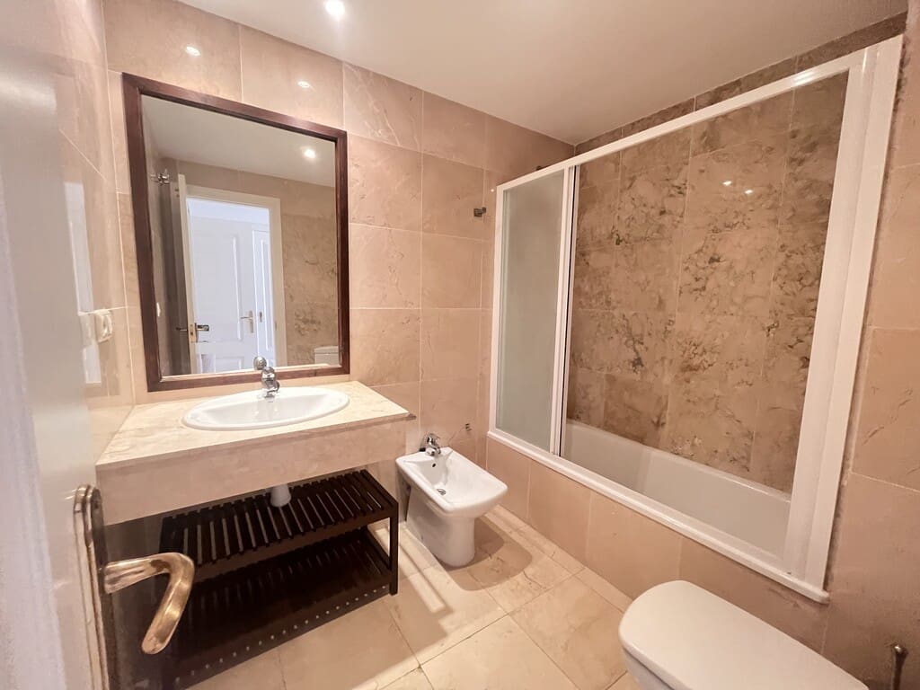 3 soverom Penthouse til leie i Rio Real med svømmebasseng garasje - € 2 200 (Ref: 9976868)