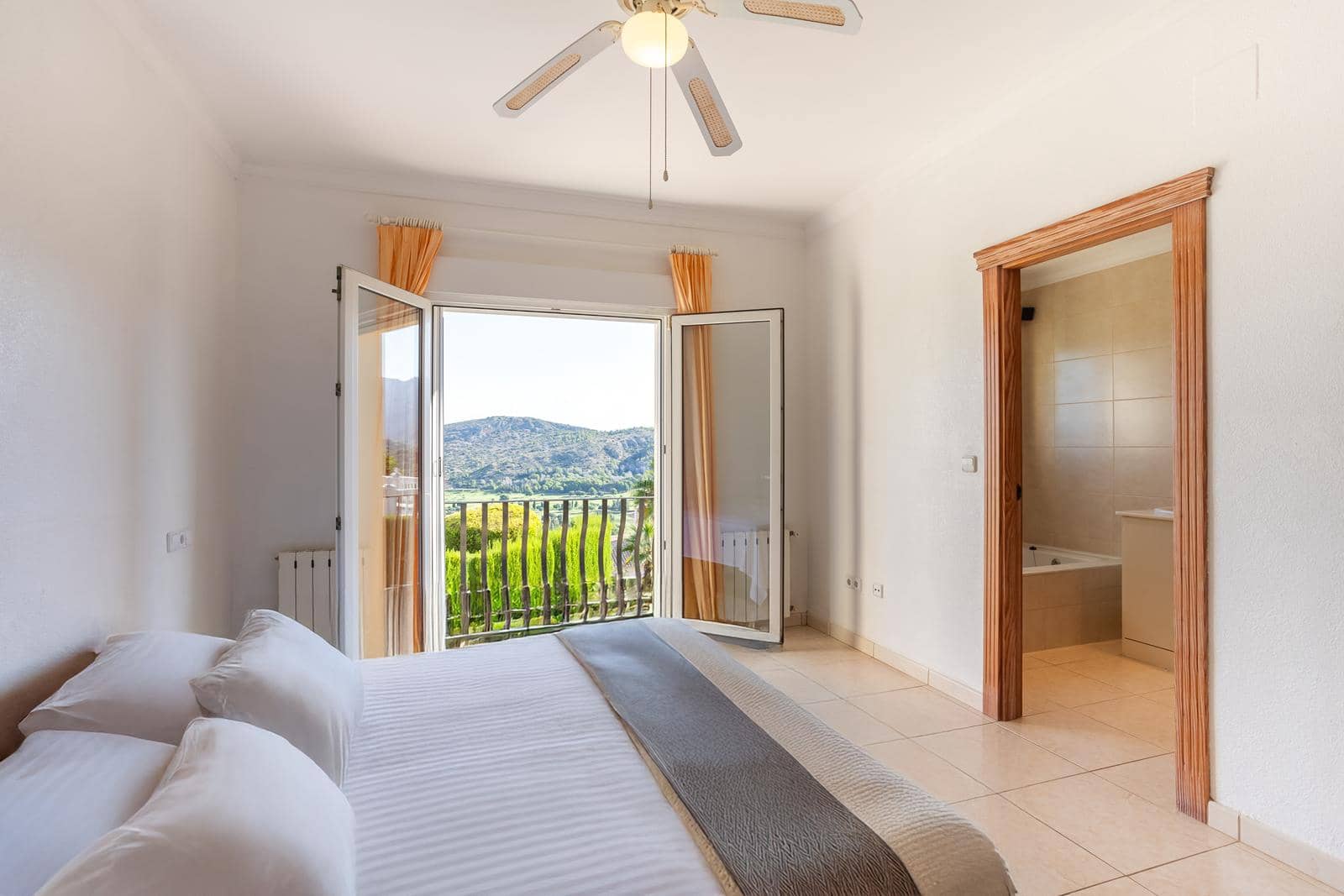 4 Zimmer Villa zu verkaufen in Pedreguer mit Garage - 995.000 € (Ref: 9230221)