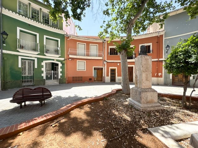 7 bedroom Townhouse for sale in Centro Urbano, Dénia with garage - € 716,000 (Ref: 9410340)