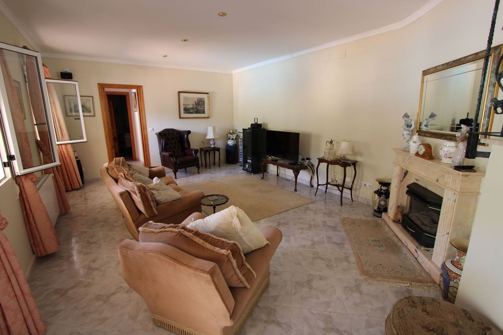 3 soveværelse Villa til salg i Orba med swimmingpool garage - € 600.000 (Ref: 9410359)