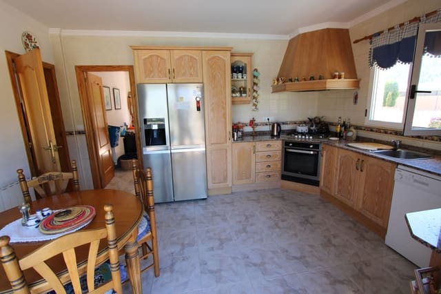 3 soveværelse Villa til salg i Orba med swimmingpool garage - € 575.000 (Ref: 9542798)