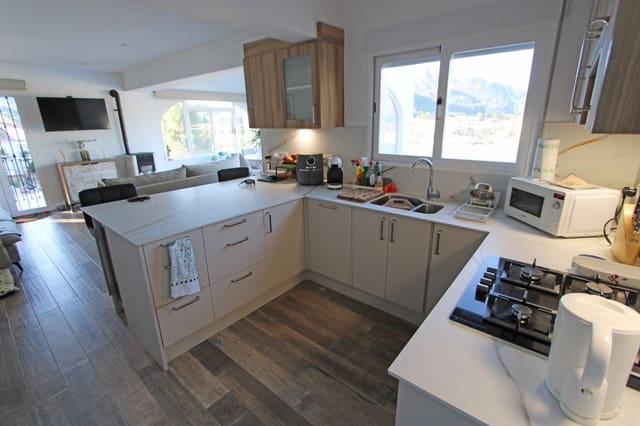 3 soveværelse Villa til salg i Orba med swimmingpool garage - € 499.000 (Ref: 9542803)