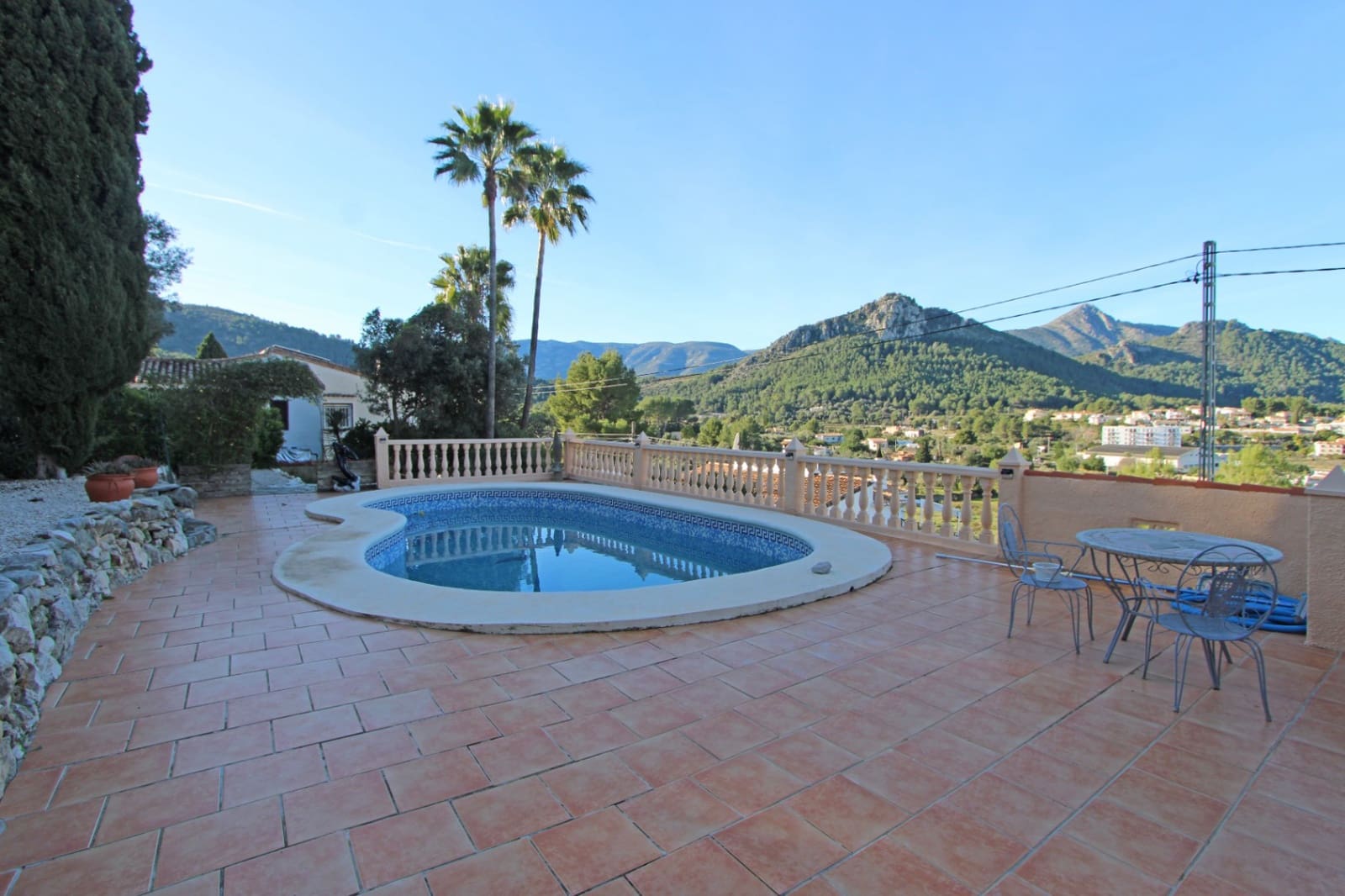 3 soveværelse Villa til salg i Orba med swimmingpool garage - € 499.000 (Ref: 9542803)