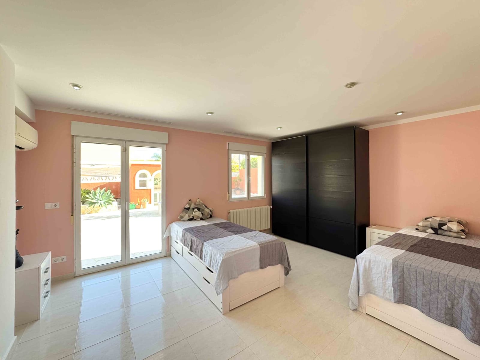 4 bedroom Villa for sale in Denia with pool garage - € 970,000 (Ref: 9542804)