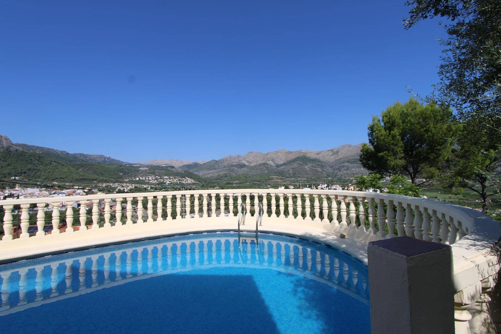 3 soveværelse Villa til salg i Orba med swimmingpool garage - € 525.000 (Ref: 9542812)