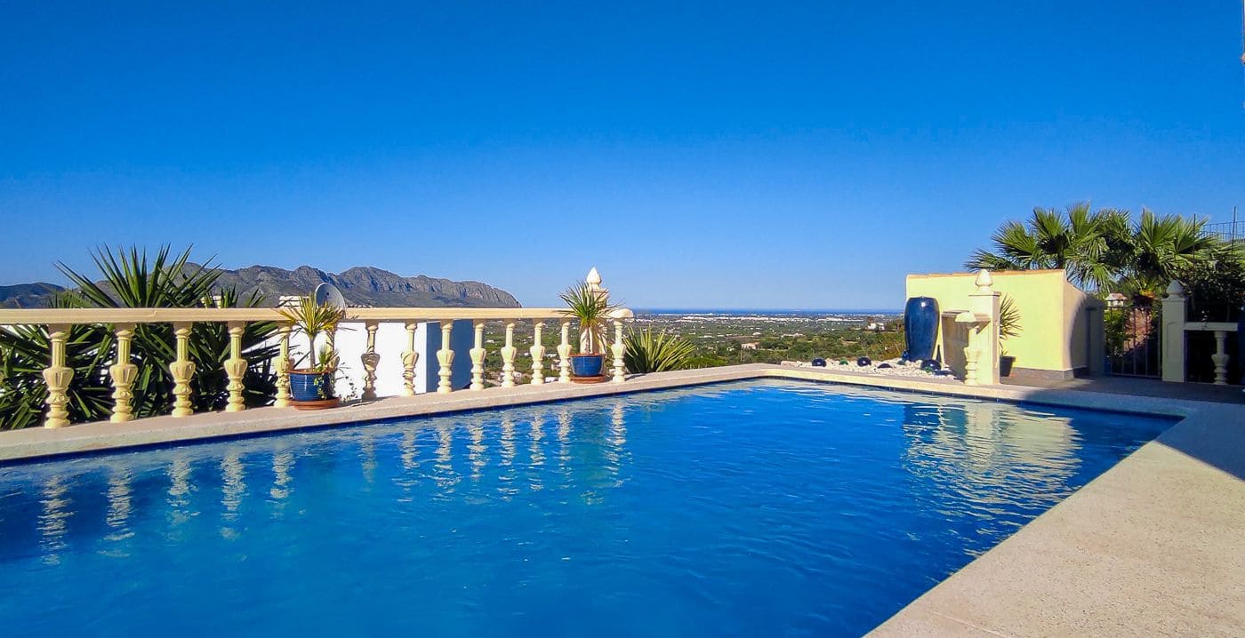 3 soveværelse Villa til salg i Orba med swimmingpool garage - € 475.000 (Ref: 9683325)