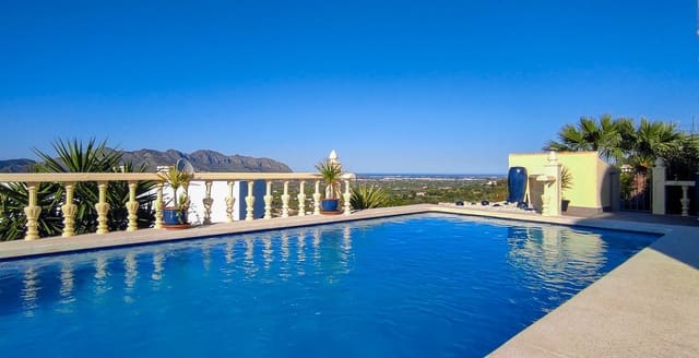 3 soveværelse Villa til salg i Orba med swimmingpool garage - € 475.000 (Ref: 9683325)