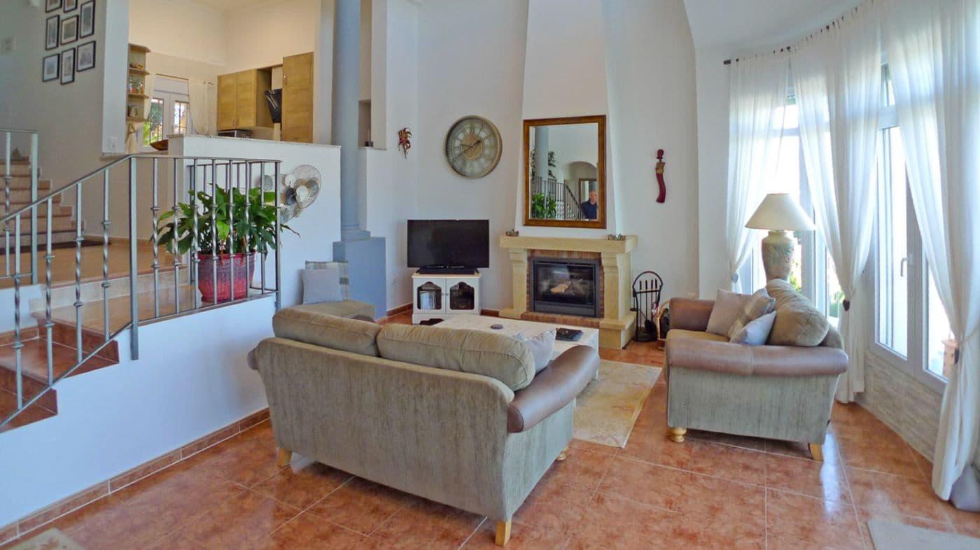 3 soveværelse Villa til salg i Orba med swimmingpool garage - € 475.000 (Ref: 9683325)