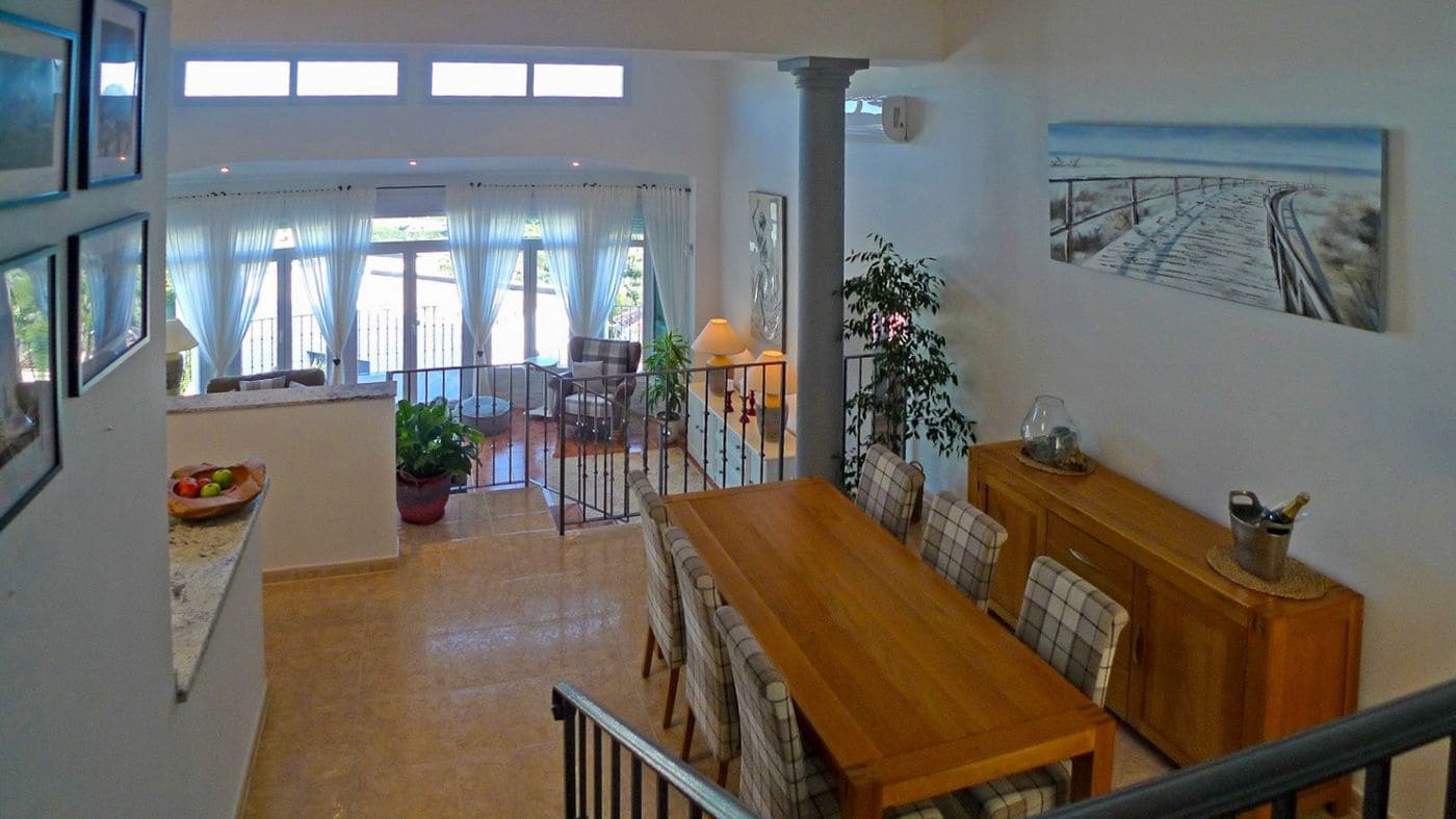 3 soveværelse Villa til salg i Orba med swimmingpool garage - € 475.000 (Ref: 9683325)