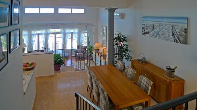 3 soveværelse Villa til salg i Orba med swimmingpool garage - € 475.000 (Ref: 9683325)