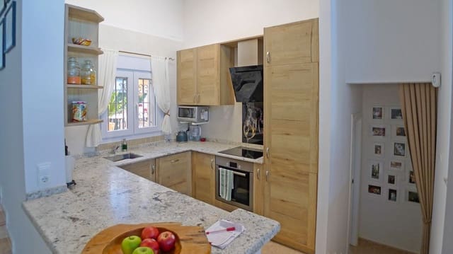 3 soveværelse Villa til salg i Orba med swimmingpool garage - € 475.000 (Ref: 9683325)