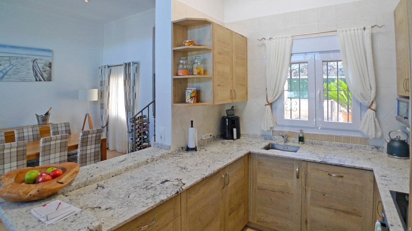 3 soveværelse Villa til salg i Orba med swimmingpool garage - € 475.000 (Ref: 9683325)