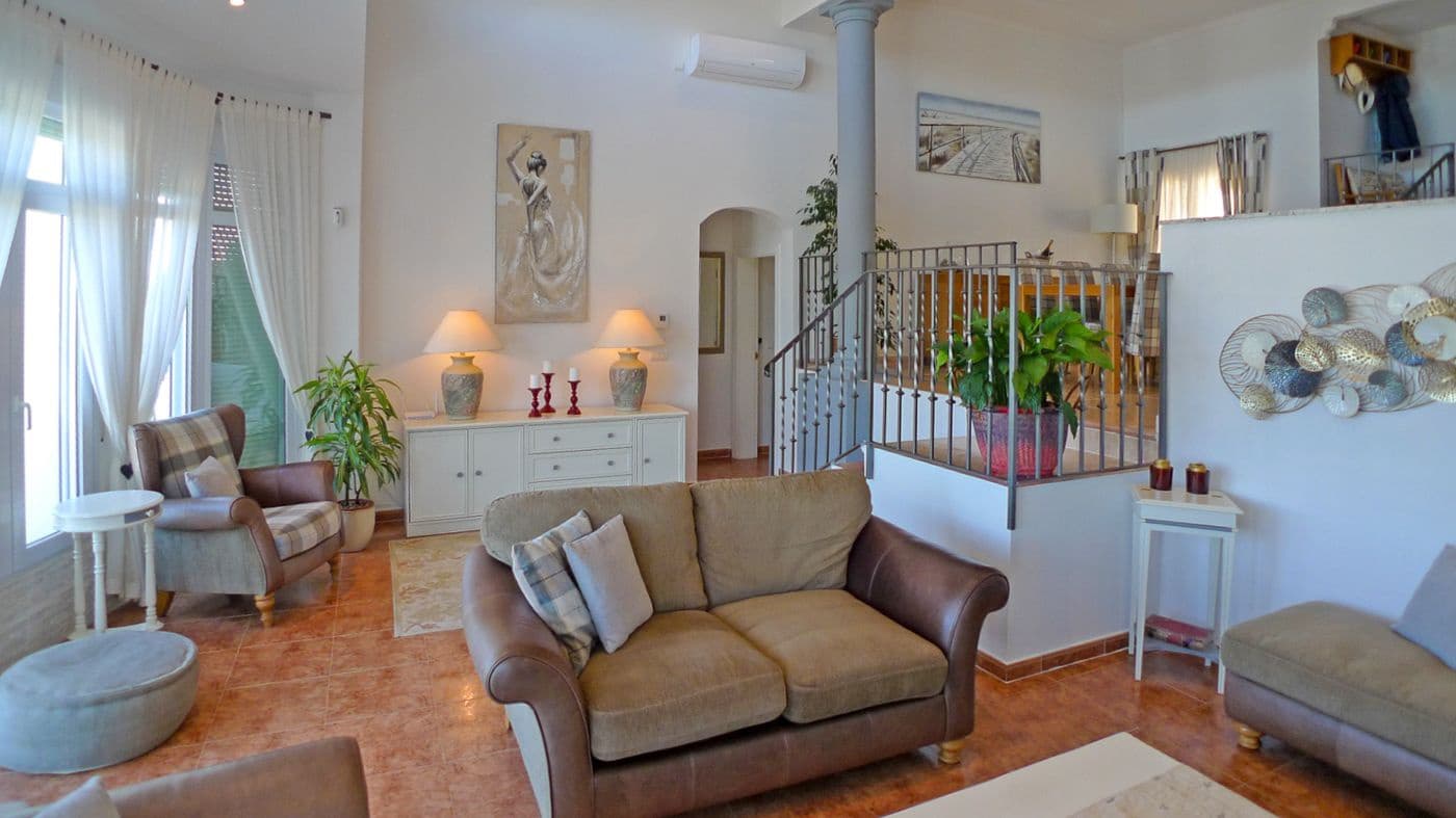 3 soveværelse Villa til salg i Orba med swimmingpool garage - € 475.000 (Ref: 9683325)