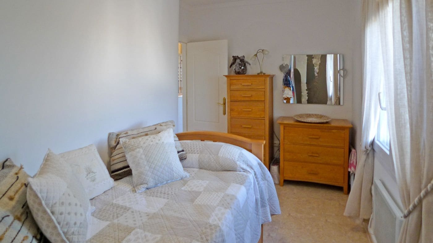 3 soveværelse Villa til salg i Orba med swimmingpool garage - € 475.000 (Ref: 9683325)