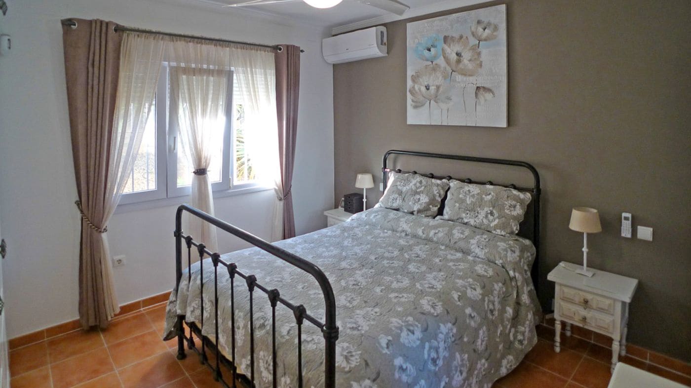 3 soveværelse Villa til salg i Orba med swimmingpool garage - € 475.000 (Ref: 9683325)