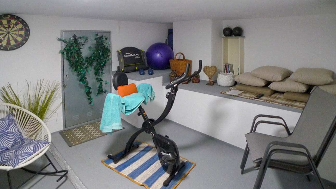 3 soveværelse Villa til salg i Orba med swimmingpool garage - € 475.000 (Ref: 9683325)