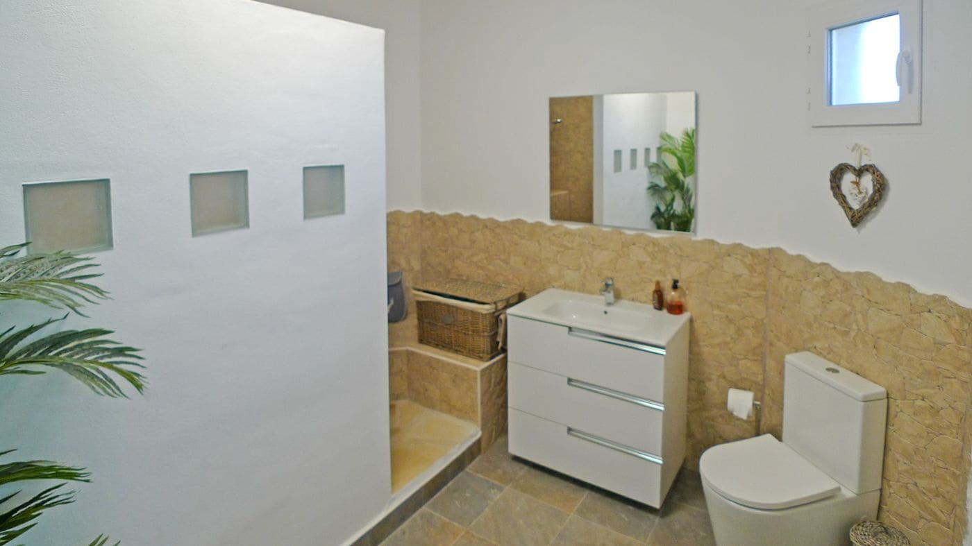 3 soveværelse Villa til salg i Orba med swimmingpool garage - € 475.000 (Ref: 9683325)