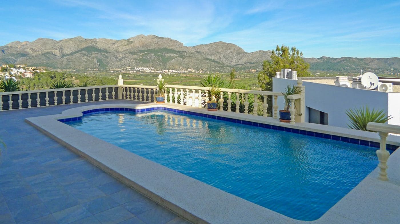 3 soveværelse Villa til salg i Orba med swimmingpool garage - € 475.000 (Ref: 9683325)