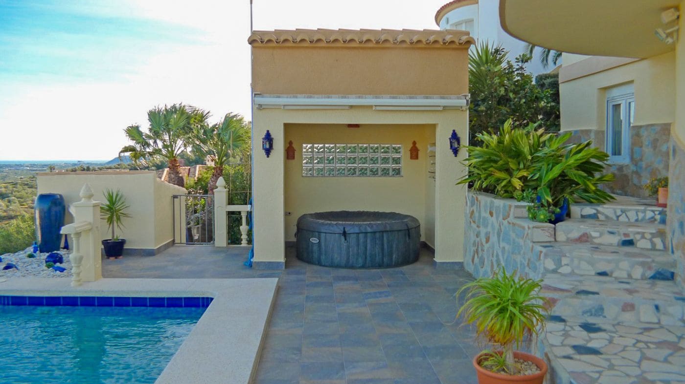 3 soveværelse Villa til salg i Orba med swimmingpool garage - € 475.000 (Ref: 9683325)